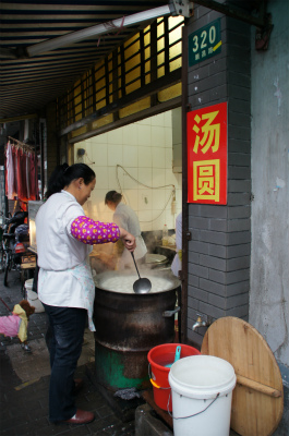 とまとじゅーす的中国旅行記＠上海観光編、新閘路付近の食堂