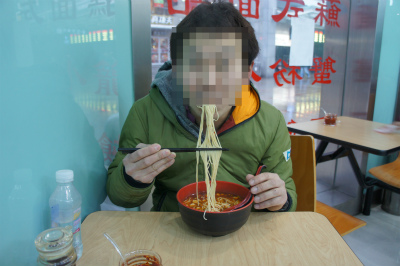 とまとじゅーす的中国旅行記＠上海観光編、上海駅傍にある麺屋にて世界一周の途上にあるキモタクさんと麺を食す