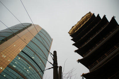 上海観光旅行記＠静安寺の塔とビルの対比