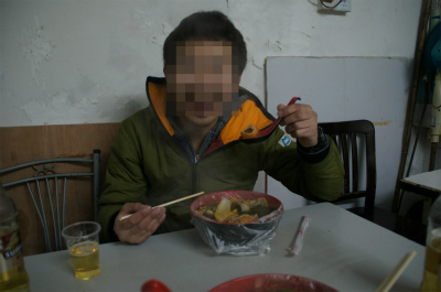 とまとじゅーす的中国旅行記＠上海観光編、烏鎮路にある麻辣湯鍋のお店で食べるキモタクさん