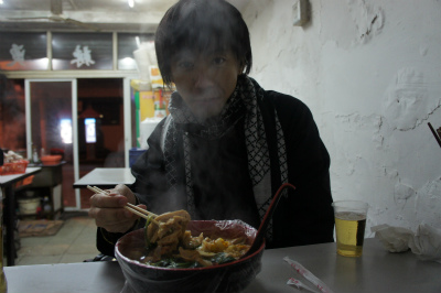 とまとじゅーす的中国旅行記＠上海観光編、烏鎮路にある麻辣湯鍋のお店で食べる僕