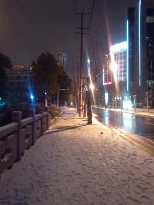 とまとじゅーす的中国旅行記＠上海観光編、会社付近で雪が積もっている風景を撮影