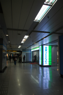 上海観光旅行記＠地下鉄8号線、大世界の駅内