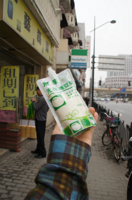 上海観光旅行記＠豫園付近、河南南路付近のファミマで購入した豆乳