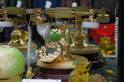 中国旅行記、上海観光＠豫園の側にある華泰珠宝商店街で売られている綺麗な石を使用した装飾の電話機