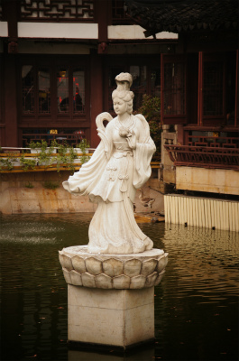中国旅行記、上海観光＠豫園の池に鎮座する厳つい表情が印象的な彫像