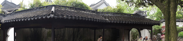 中国旅行記、上海観光＠豫園の万花楼前、樹齢430年を超え、高さが26mもある銀杏の樹周辺にある複廊をパノラマ撮影
