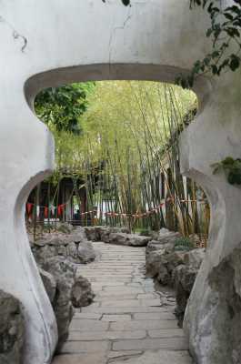 とまとじゅーす的中国旅行記、上海観光＠豫園庭園内の壺を模った出入口