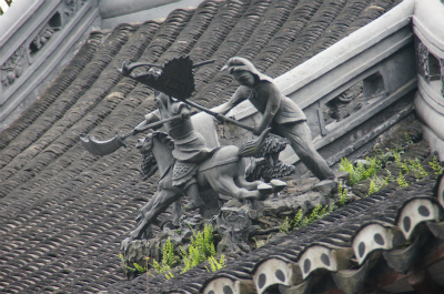 とまとじゅーす的中国旅行記、上海観光＠豫園、屋根瓦の上に配置された三国志の人物を模した像