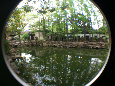 中国旅行記、上海、豫園観光＠会景楼付近にある池の風景