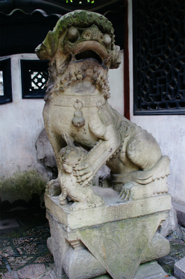 とまとじゅーす的中国旅行記、上海・豫園観光＠豫園内に所々置かれている狛犬っぽい石像