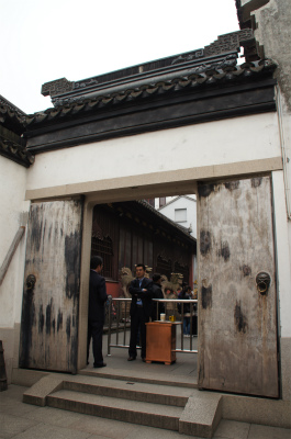 中国旅行記、上海・豫園観光＠豫園の内園付近と商店街を結ぶ出入口