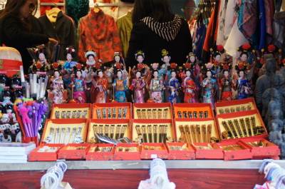 中国旅行記、上海・豫園観光＠豫園の商店街、人形や扇子を販売している店舗