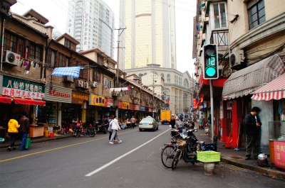 上海観光旅行＠ここは福州路付近、上海らしい建物が並ぶ一角
