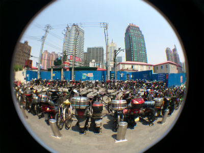 中国旅行、上海観光編＠南京西路駅付近に駐輪・停車しているバイクと自転車