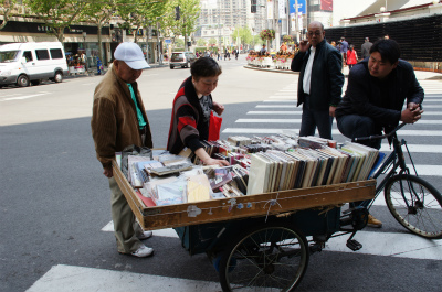中国旅行、上海観光編＠南京西路の路上で書籍を販売している人と本を品定めしている人