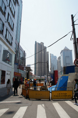 とまとじゅーす的中国旅行記＠上海、南京西路と成都北路の交差点付近の工事現場
