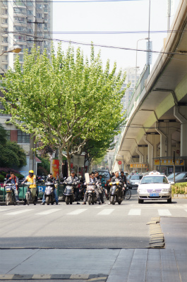 とまとじゅーす的中国旅行記＠上海、南京西路と成都北路の交差点。自転車と電動バイクが自動車よりも場所を占有している