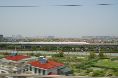 中国旅行記、杭州観光編＠高速鉄道の車両、動車組から見た上海～杭州間の車窓風景。遠方に別の動車組が走行している
