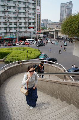 とまとじゅーす的中国旅行記＠杭州観光編。杭州駅の切符売り場から駅前へと通じる階段
