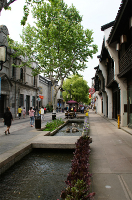 とまとじゅーす的中国旅行記、杭州観光編＠風情のある建物と、小川・街路樹が涼しげな印象を与えている南宋卸街（中山中路）の風景