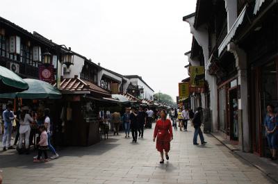 中国旅行記、杭州観光編＠河坊街の歩行者天国を西湖方面へ歩いて行く