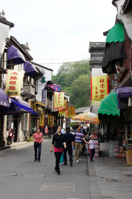 中国旅行記、杭州観光編＠河坊街の歩行者天国から伍公山方面へ伸びる横丁