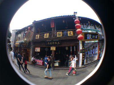 とまとじゅーす的中国旅行記、杭州観光編＠河坊街の歩行者天国の古い建物が目を引く商店