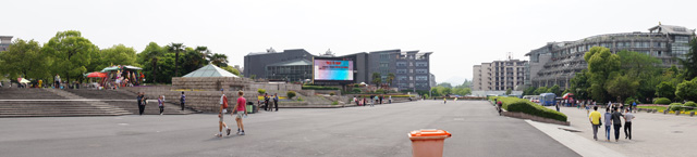 とまとじゅーす的中国旅行記、杭州観光編＠吴山広場という、吴山（この付近の小山の総称）の城下にある広場をα55でパノラマ撮影