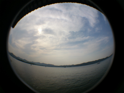 中国旅行記、杭州観光編＠西湖の湖畔にある「翠光亭」からXperia acro SO-03Dと魚眼レンズで西湖の風景を撮影