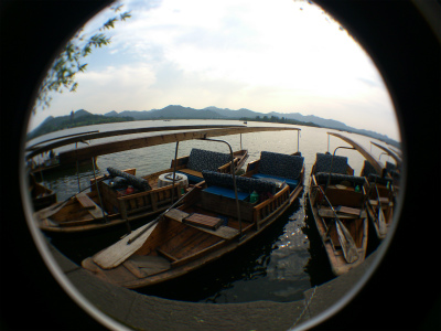 とまとじゅーす的中国旅行記、杭州観光編＠同じ場所を通って西湖を離れた時に、再度遊覧船を魚眼レンズで撮影