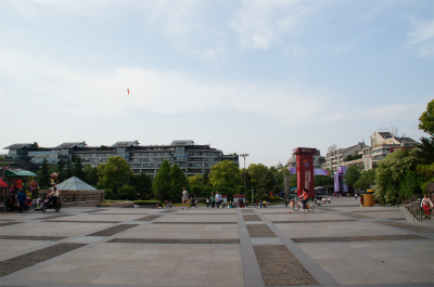 とまとじゅーす的中国旅行記、杭州観光編＠吴山広場という、吴山（この付近の小山の総称）の下にある広場の風景