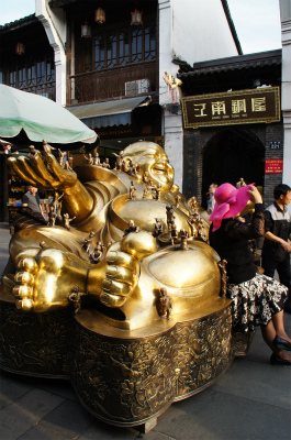 とまとじゅーす的中国旅行記、杭州観光編＠河坊街の歩行者天国の西側に鎮座する太った弥勒菩薩