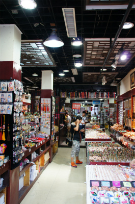 中国旅行記、杭州観光編＠河坊街の、同盛源という装飾品、アクセサリー、小物を販売している店舗内の様子