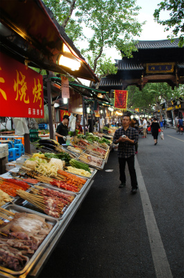 中国旅行記、杭州観光編＠鼓楼近く、中山南路の屋台風景。海鮮類、肉類共に種類が多い