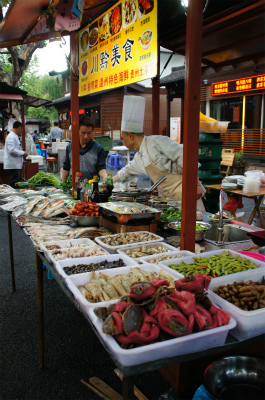 中国旅行記、杭州観光編＠鼓楼近く、中山南路の屋台風景。海鮮類、肉類共に種類が多い