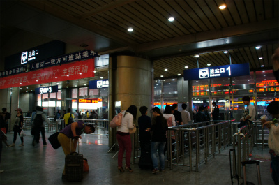 とまとじゅーす的中国旅行記、杭州観光編＠杭州駅、待合室に入る前の安全検査