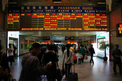 とまとじゅーす的中国旅行記、杭州観光編＠杭州駅、電光掲示板を見つつ高速鉄道の待合室へ向かう