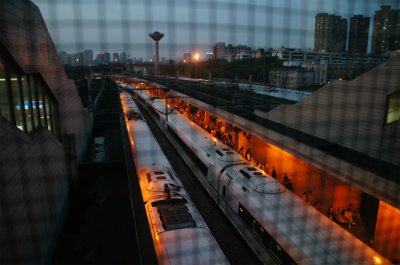 とまとじゅーす的中国旅行記、杭州観光編＠杭州駅の通路から高速鉄道の車両、動車組を眺める