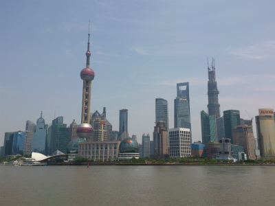 とまとじゅーす的中国旅行記、上海観光編＠上海・外灘から黄浦江対岸に位置する東方明珠電視塔と高層ビル群を望む