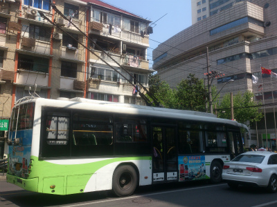 中国旅行記、上海観光編＠福州路傍を走るトロリーバス。エコだな