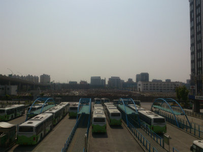 中国旅行記、上海観光編＠汶水路付近のバス乗り場。新閘路のユース生活の時は毎朝ここを通って出勤していた