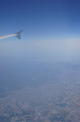 とまとじゅーす的中国旅行記、日本へ帰国＠春秋航空の飛行機の窓から日本上空とどこかの街をしばし見渡す