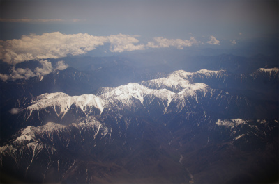 とまとじゅーす的中国旅行記、日本へ帰国＠春秋航空の航空機の窓から冠雪している山脈を撮影