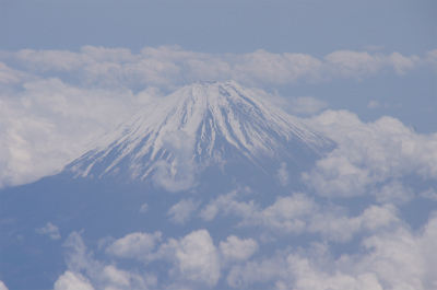 とまとじゅーす的中国旅行記、日本へ帰国＠春秋航空の航空機の窓から冠雪している富士山が見えた