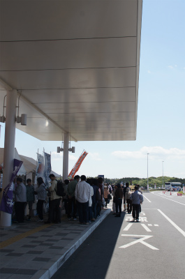 中国旅行記＠茨城空港から東京駅や別の場所へ向かうバスを待つ人たち