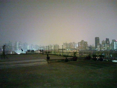 とまとじゅーす的中国旅行記＠上海観光・滞在日記。ぼろい無料の安ホテル屋上から中山北路、西蔵北路付近の上海の夜景を眺める