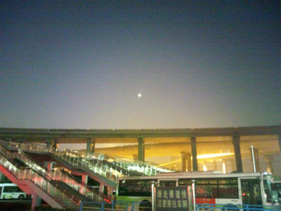 とまとじゅーす的中国旅行記＠上海観光・滞在日記。上海、汶水路駅付近のバスターミナル。月が霞んでる