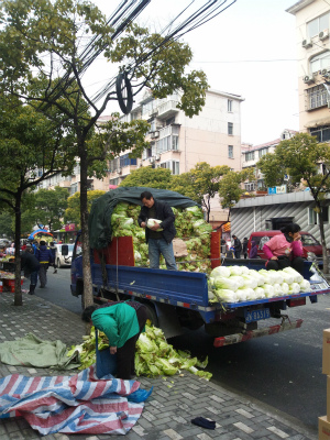 とまとじゅーす的中国旅行記＠上海観光・滞在日記。彭浦新村付近、聞喜路の風景。産地直送の野菜売り？