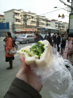 とまとじゅーす的中国旅行記＠上海観光・滞在日記。場中路付近の肉まん販売の店舗で購入した野菜まん